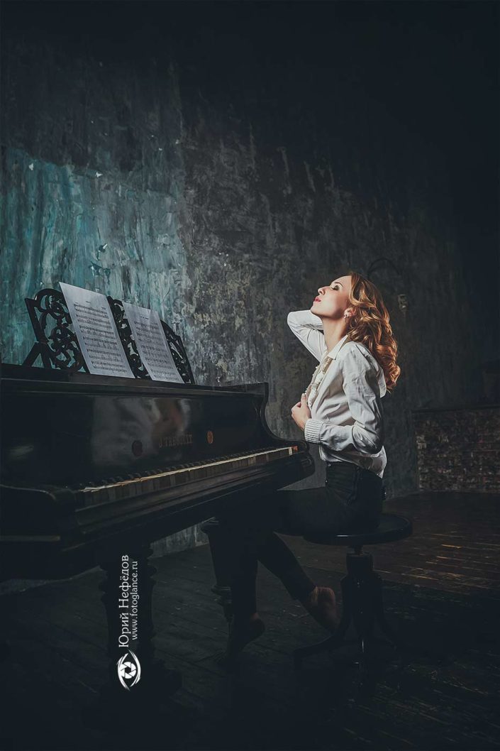 Фотосессия девушки в студии с роялем - фотограф Юрий Нефёдов